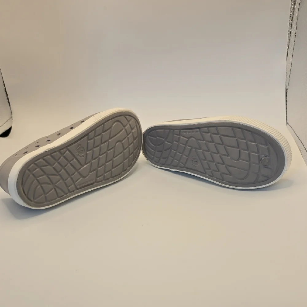 Old Navy Gray Perforated Slip-On Shoes Unisexe Size 9